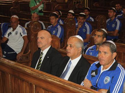 אנשי הנבחרת במהלך ההרצאה בבית הכנסת (אתר ההתאחדות) (צילום: ספורט 5)