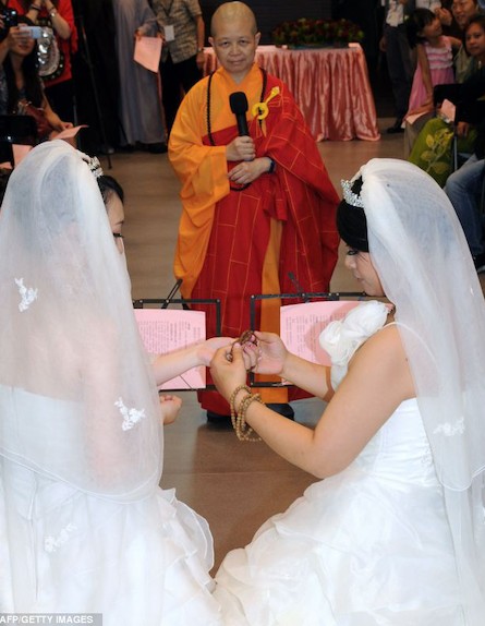 חתונה לסבית בודהיסטית (צילום: SAM YEH, GettyImages IL)