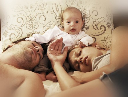 תומר, אושר ואמה גרנצל במיטה (צילום: תומר גרנצל)