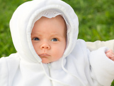 תינוק לבוש בבגדים חמים (צילום: אימג'בנק / Thinkstock)