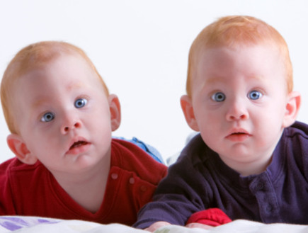 תינוקות ג'ינג'יים תאומים (צילום: אימג'בנק/Thinkstock)