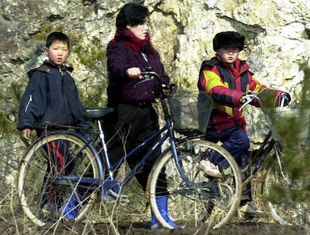 רוכבי אופניים בצפון קוריאה (צילום: Getty Images, GettyImages IL)
