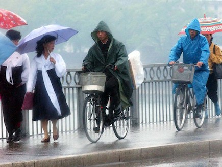 רוכבי אופניים בצפון קוריאה (צילום: Pool, GettyImages IL)