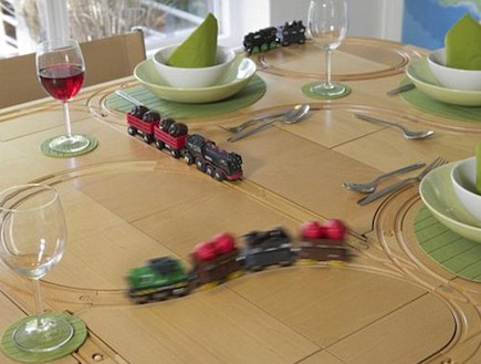 שולחן אוכל עם מסילת רכבת (צילום: צילום מסך מהאתר http://www.dailymail.co.uk)