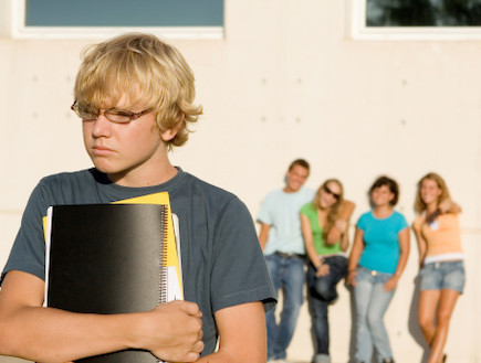 צעיר בבית הספר כשחבריו צוחקים עליו (צילום: אימג'בנק / Thinkstock)