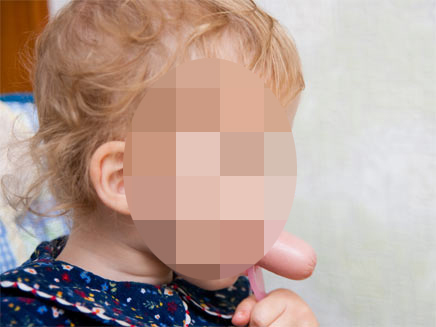 תינוקת נחנקה מנקניקיה (צילום: Melpomene, Shutterstock)