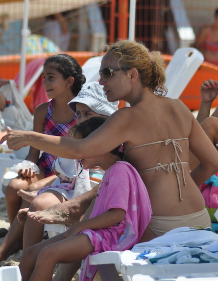 אישתאר בבגד ים עם המשפחה (צילום: צ'ינו פפראצי)
