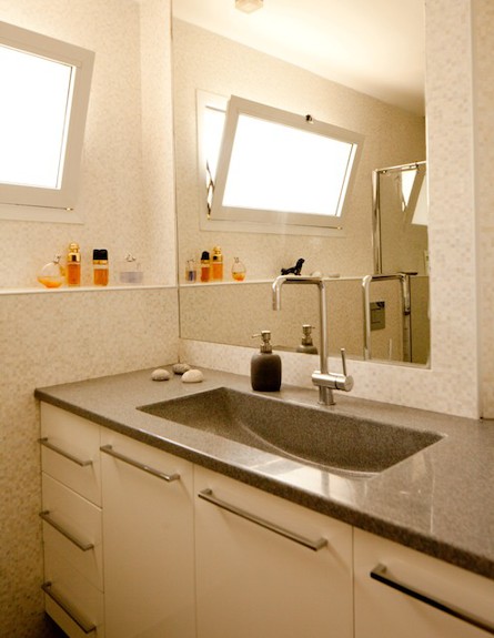 חדר אמבטיה דירת גג במודיעין בעיצוב שרי בר-נע גבעון (צילום: אייל גבעון)
