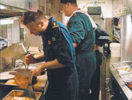 טבח בצוללת (צילום: dailytelegraph.com)