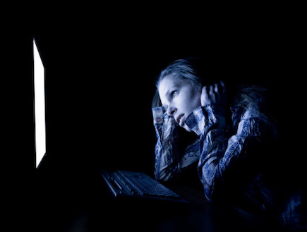 אישה עצובה מול מחשב (צילום: אימג'בנק / Thinkstock)