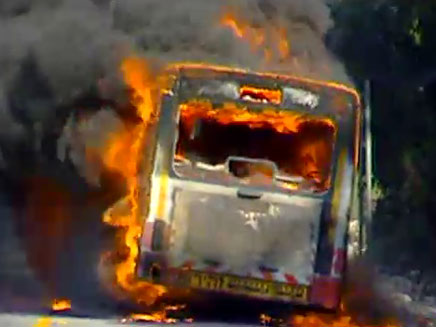אוטובוס נשרף (צילום: חדשות 2)
