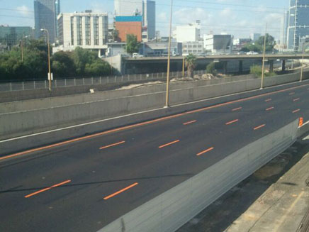 כבישים ריקים בחלק בו אין רכבים, היום (צילום: עזרי עמרם)
