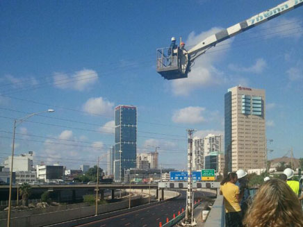 עומדים בנתיבי איילון, היום (צילום: עזרי עמרם)