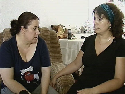אמא של שחר גרינשפן עם לריסה זטלאווי (צילום: חדשות 2)