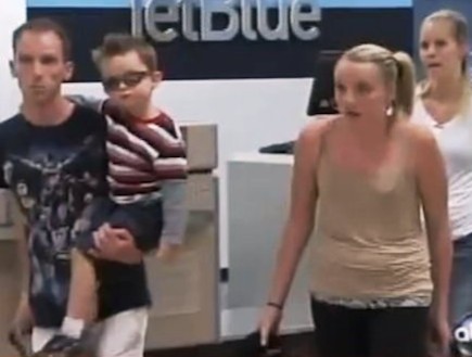 המשפחה שנתקעה בנמל התעופה (וידאו WMV: yahoo.com)