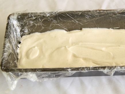 עוגת גלידה - מכסים בשכבת ונילן (צילום: חן שוקרון, mako אוכל)