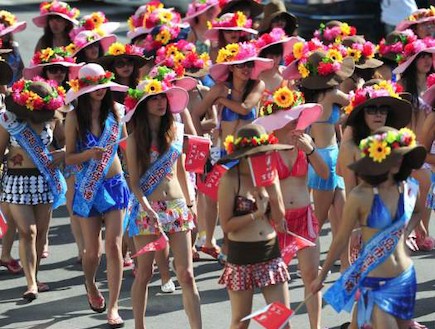 מצעד הביקיני הגדול בעולם (צילום: chinanews.com)