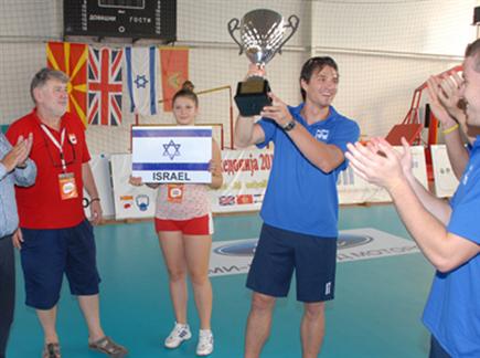 נבחרת ישראל בכדורעף עם הגביע. הישג מרשים (צילום: ספורט 5)