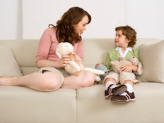 אמא וילד יושבים על ספה (צילום: אימג'בנק / Thinkstock)