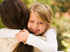 ילדה מחבקת את אמה (צילום: אימג'בנק / Thinkstock)