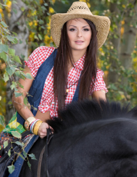 אישה יפה רוכבת על סוס (צילום: אימג'בנק / Thinkstock)