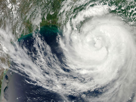 גם הלווינים של נאס"א עוקבים. הוריקן אייזק (צילום: רויטרס)