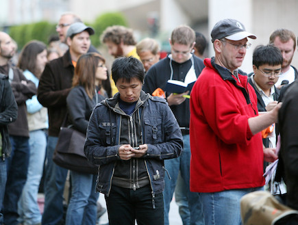 אנשים מדברים בטלפון סלולרי  (צילום: Justin Sullivan, GettyImages IL)