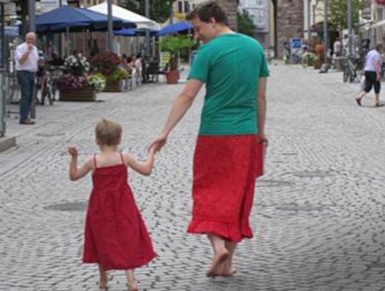 אב ובן בשמלה (צילום: מתוך emma.de)