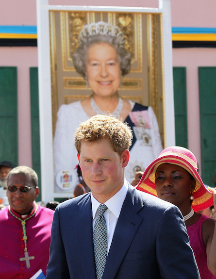 הנסיך הארי עם תמונה של המלכה צילום גטי (צילום: אימג'בנק/GettyImages, getty images)