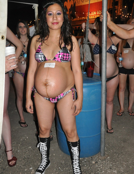 תחרות הביקיני השנתית לנשים בהריון (צילום: buzzfeed.com)