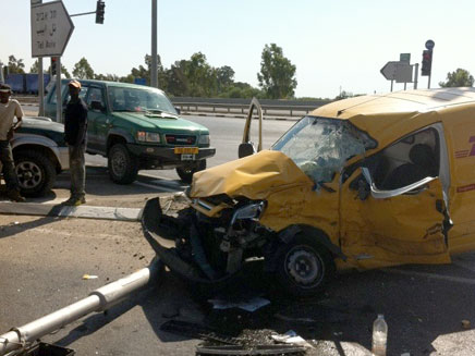 הרכב הפגוע לאחר החילוץ (צילום: דוד שמח, "חדשות 24")
