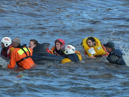 התאבדות לוייתנים בסקוטלנד (צילום: Jeff J Mitchell, GettyImages IL)