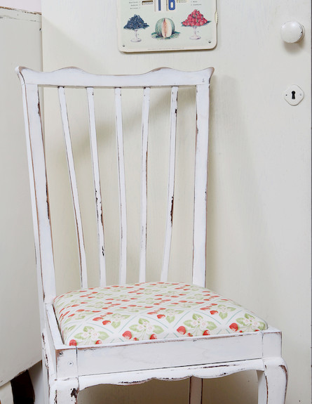 ענת סגל כיסא אדום לבן2 (צילום: עודד קרני)