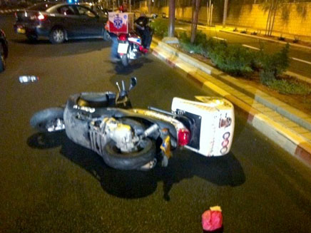 האופנוע הפוגע, אמש (צילום: עוזי פרלמוטר - סוכנות הידיעות "חדשות 24")