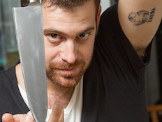 עומר מילר עם סכין (צילום: ליאור קסון)