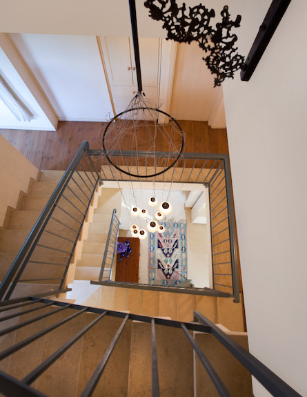 אלישבע צור מבט לגרם מדרגות (צילום: שי אפשטיין)