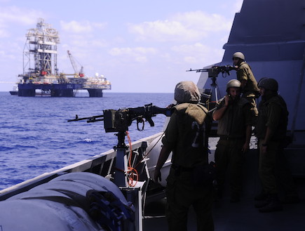 חיל הים מגן על אסדות הגז (צילום: אופק רון-כרמל, עיתון "במחנה")