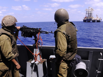 אסדות הגז בהגנת חיל הים (צילום: אופק רון-כרמל, עיתון "במחנה")