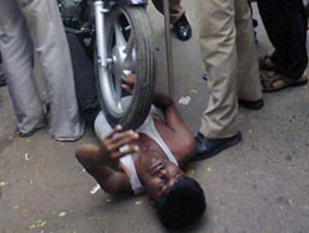 שוטר הודי התעלל ברוכל (צילום: canindia.com)