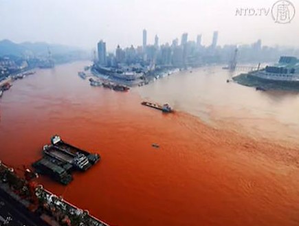 נהר היאנגצה בסין שינה צבעו לאדום (צילום: ntdtv.org)