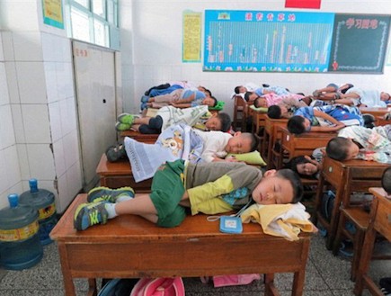 ילדים סינים ישנים (צילום: ekriktiko.gr)