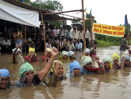 חקלאים הודים שקועים במים עד הצוואר (צילום: thehindu.com)