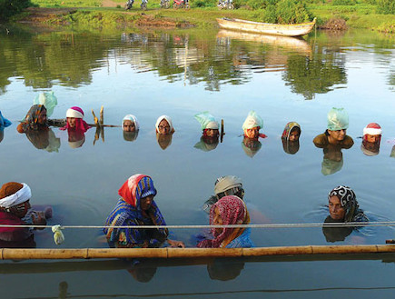 חקלאים הודים שקועים במים עד הצוואר (צילום: indiatimes.com)