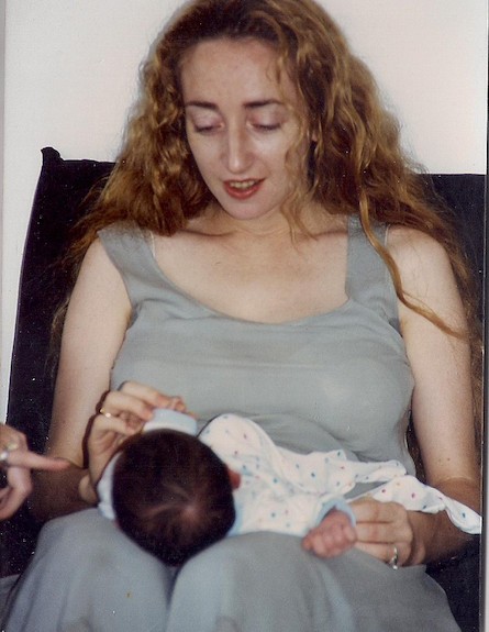 רותי קרני הורוביץ ובתה התינוקת (צילום: תומר ושחר צלמים)