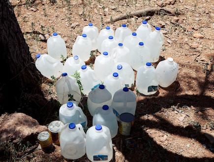 בקבוקי מים שמשאירים במיוחד למהגרים (צילום: Michael Wells)