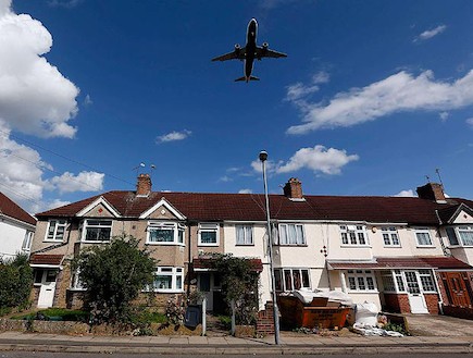מטוס מעל לונדון (צילום: thesun.co.uk)