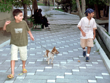 ילדים עם כלב באיראן - gettyimages (צילום: Getty Images, GettyImages IL)