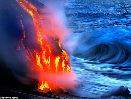 הר הגעש מתפרץ אל תוך המים