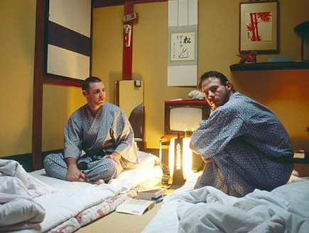 זוג גייז במלון - kyoto_japan_2005X600 (צילום: Richard Renaldi)