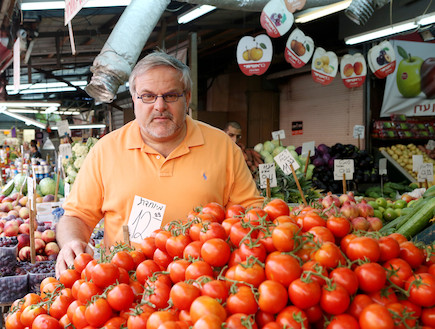 מנחם הורביץ בבאסטת עגבניות (צילום: עודד קרני)